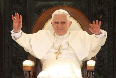 benedetto-xvi-saluto-braccia-aperte.jpg