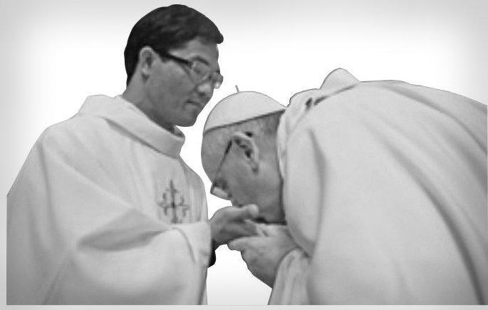 papa francesco bacia mani sacerdoti